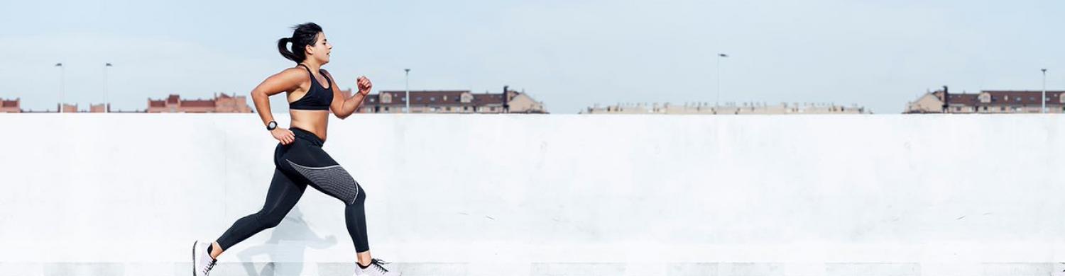 jeune femme fait du jogging