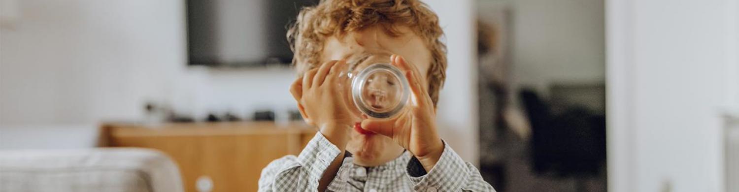 enfant boit de l'eau