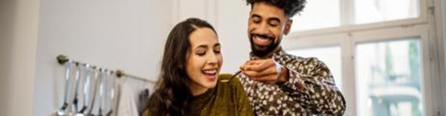 couple dans la cuisine