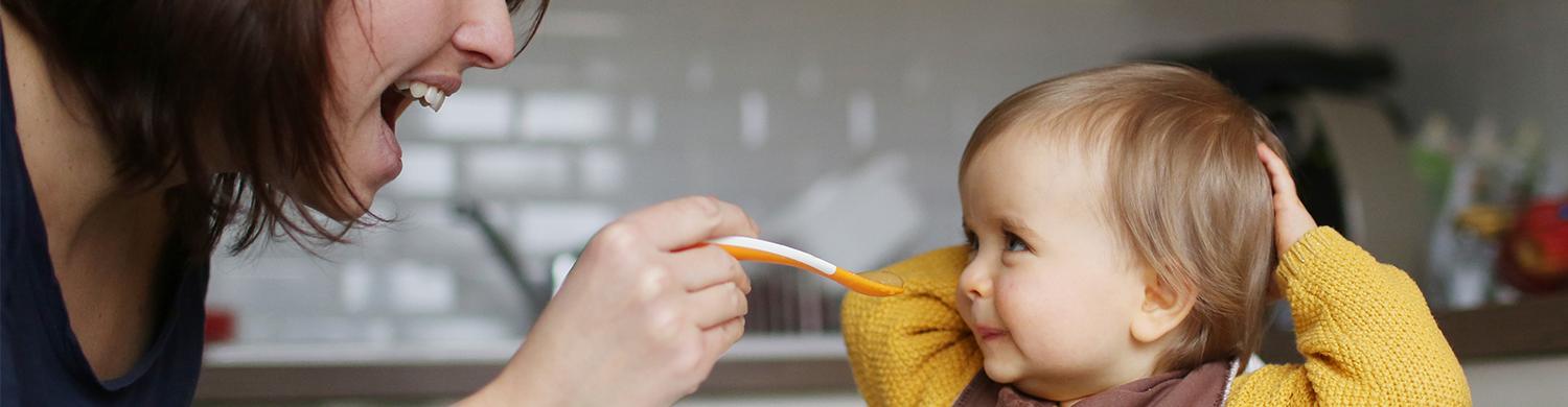 Une mère nourrit son enfant.