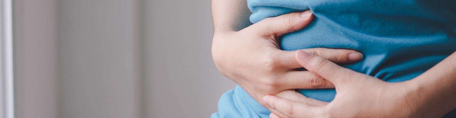 Patient souffrant de maux de ventre, symptôme de maladie de Crohn