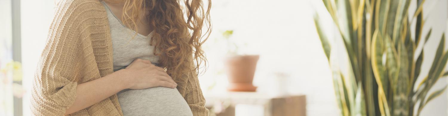 Une femme a des maux de ventre dus à la constipation.