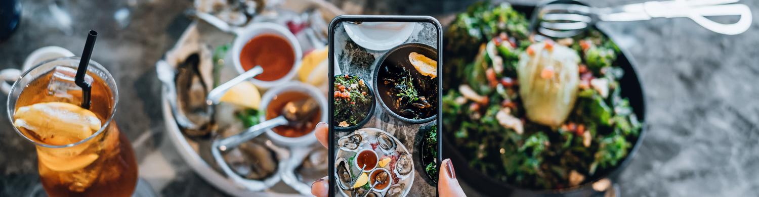 Une femme prend ses plats en photos