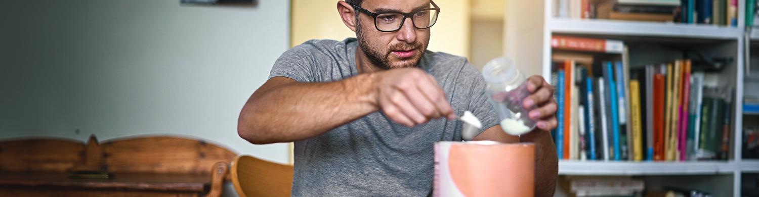 La préparation d’un biberon.