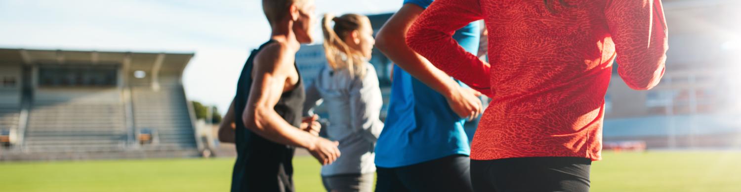 Des personnes courent sur un stade