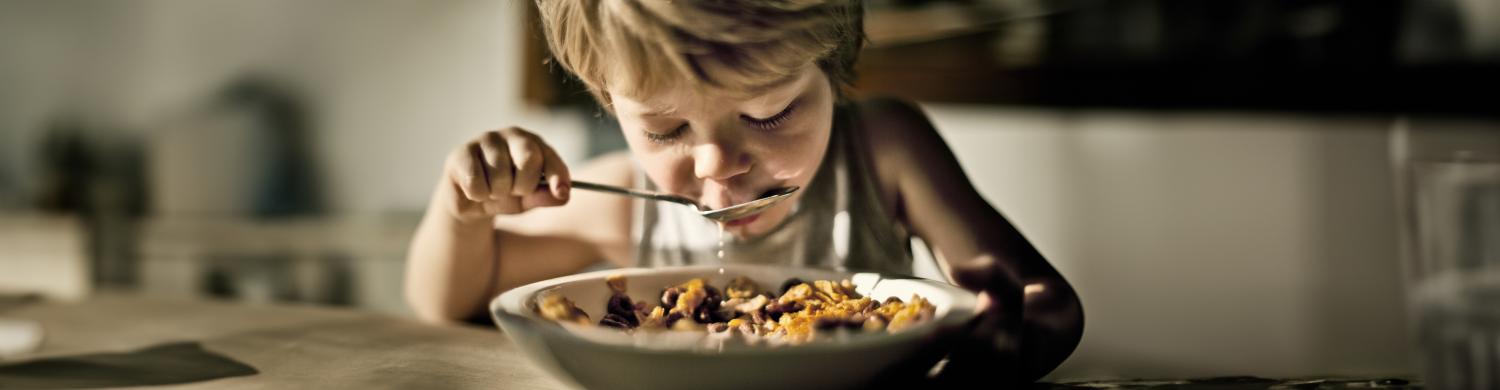 Un enfant mange des céréales