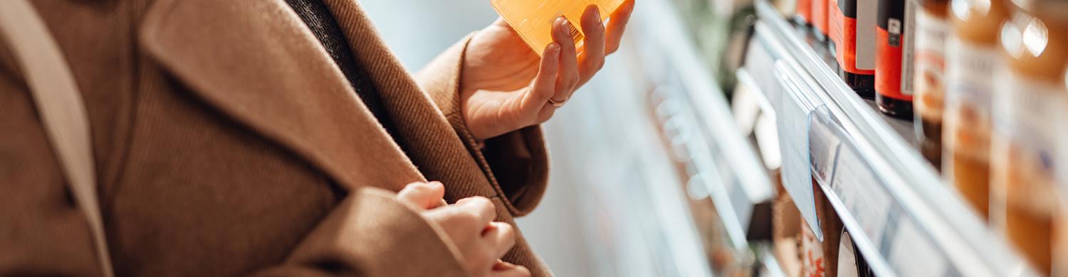 une femme enceinte choisit du miel dans un magasin