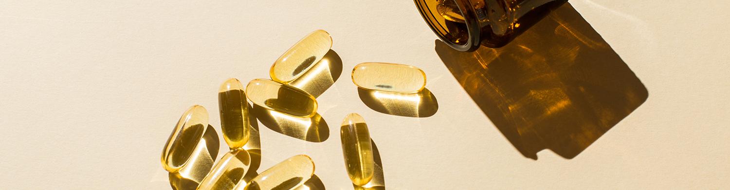 une boite de gélules jaunes, vitamin