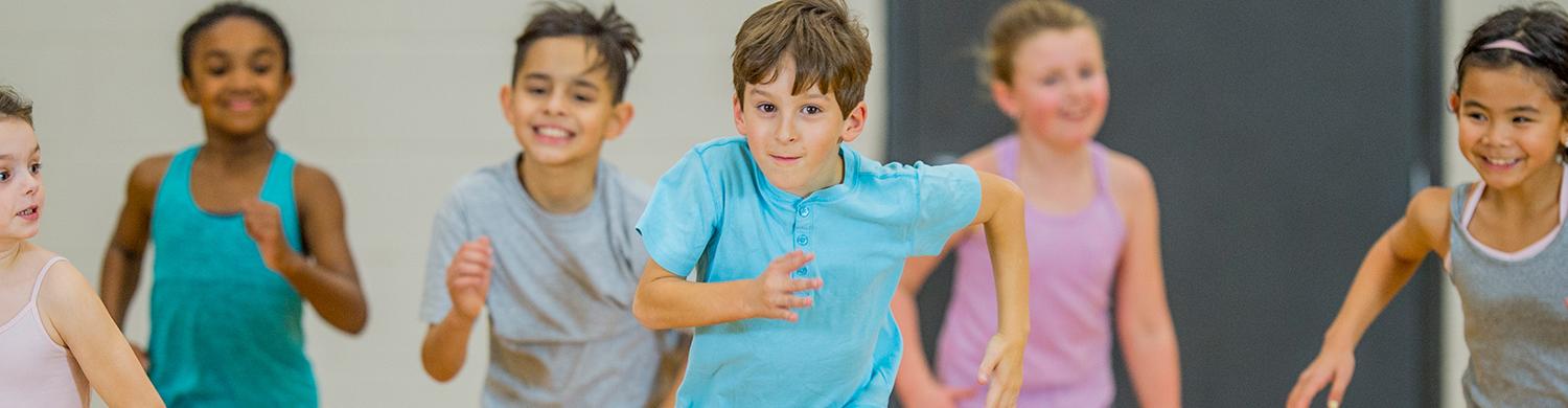 des enfants qui font la course