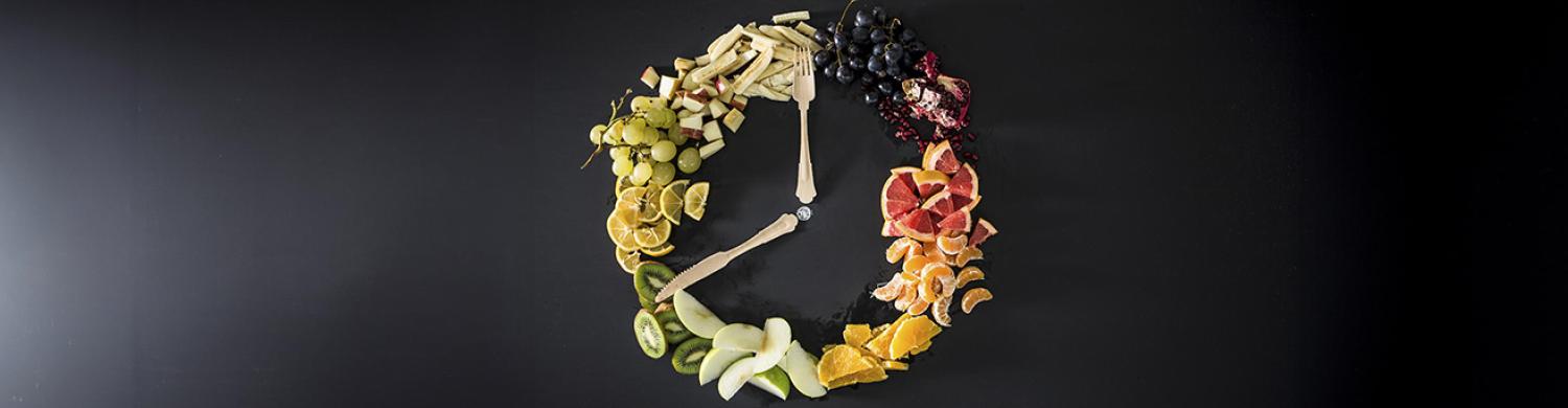 deux carottes qui font les aiguilles d’une horloge dans une assiette