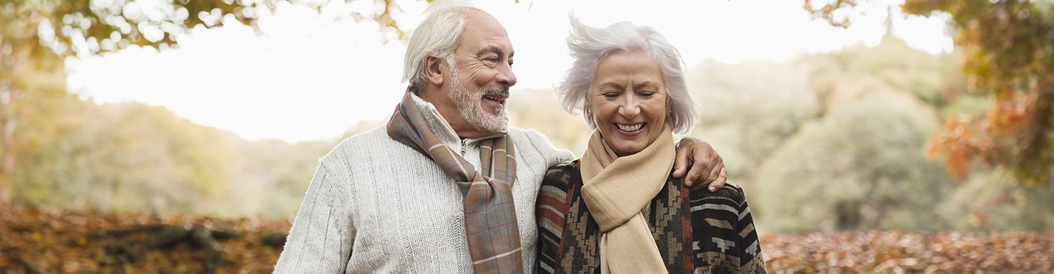 couple de personnes âgées en automne