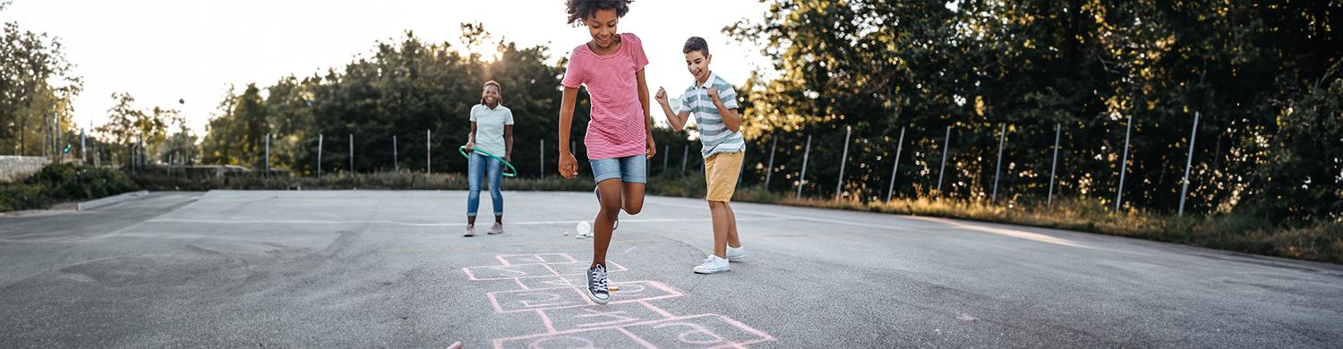Des enfants qui jouent à la marelle