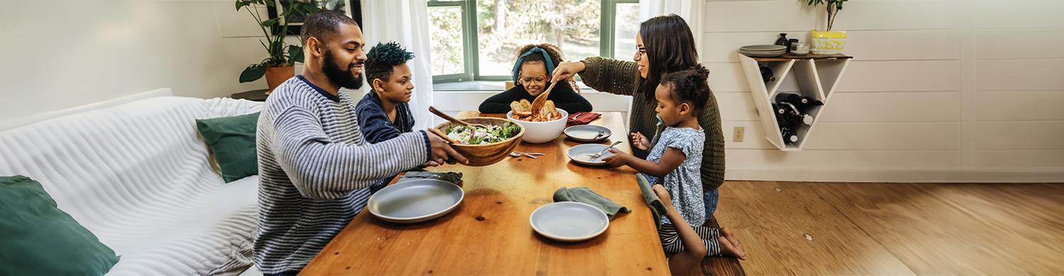 une famille mange à table