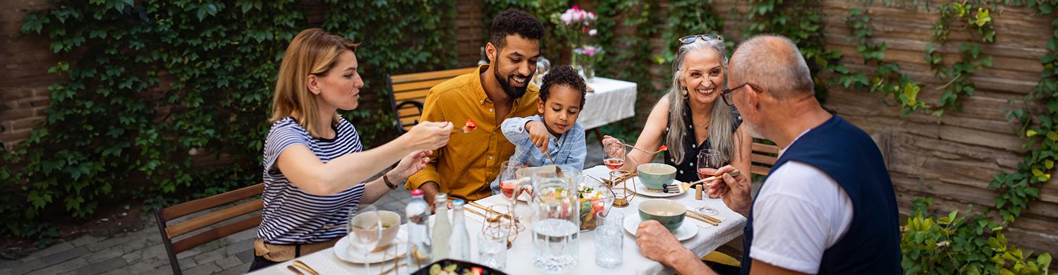 famille de plusieurs générations à table