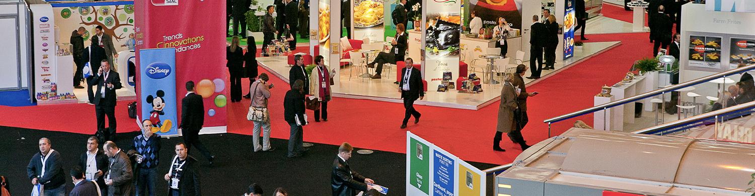 vue en hauteur du SIAL, avec beaucoup de stands et de gens 