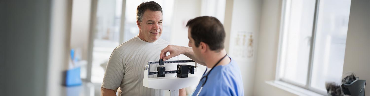 un médecin prend des mesures sur un patient