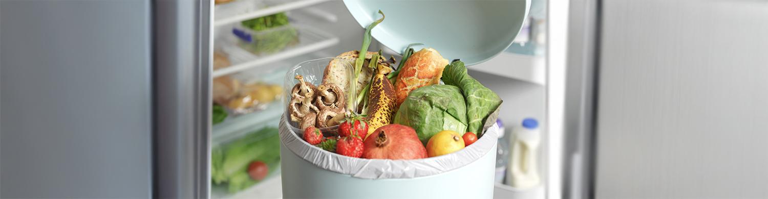 Aliments débordant d’une poubelle