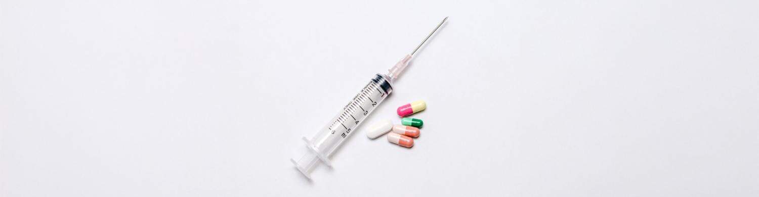 seringue et médicaments colorés