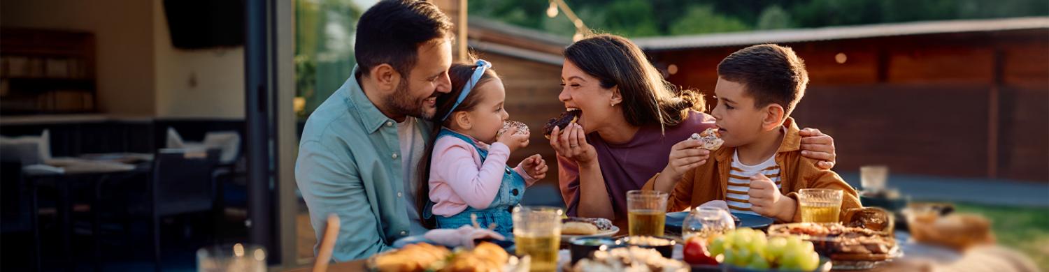 famille heureuse à table 