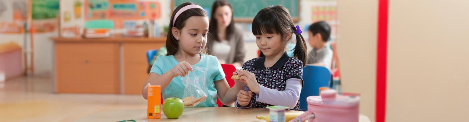 deux enfants partageant un repas