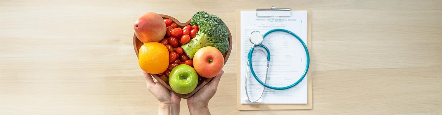 assiette de fruits et légumes et stéthoscope