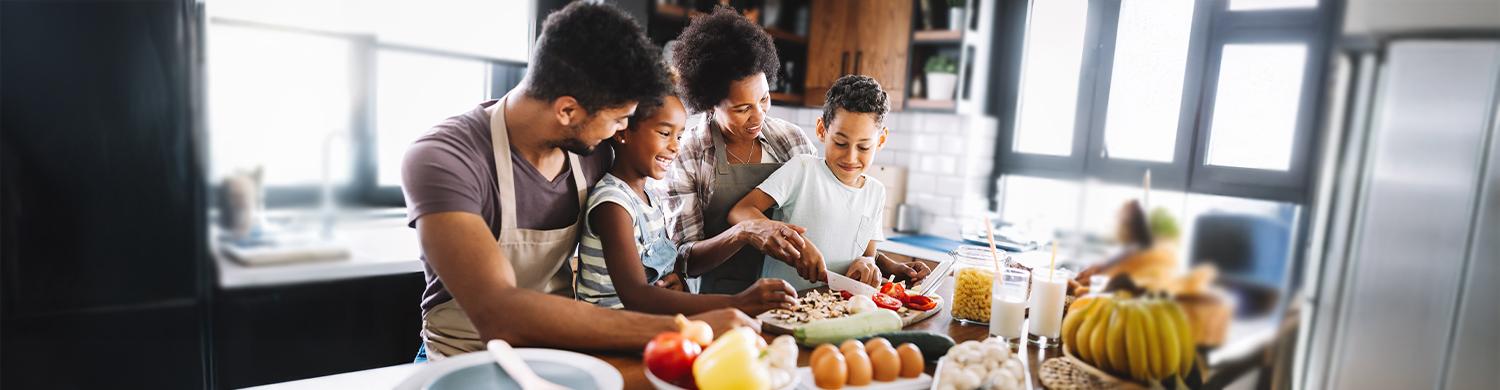 famille cuisinant un repas dans la cuisine
