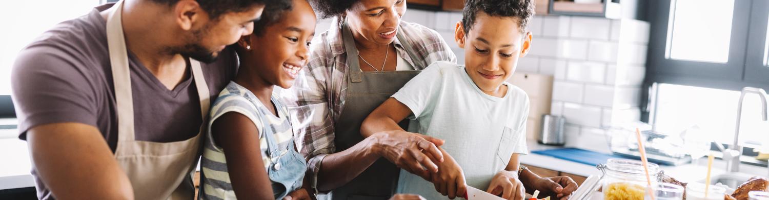 famille cuisinant un repas dans la cuisine