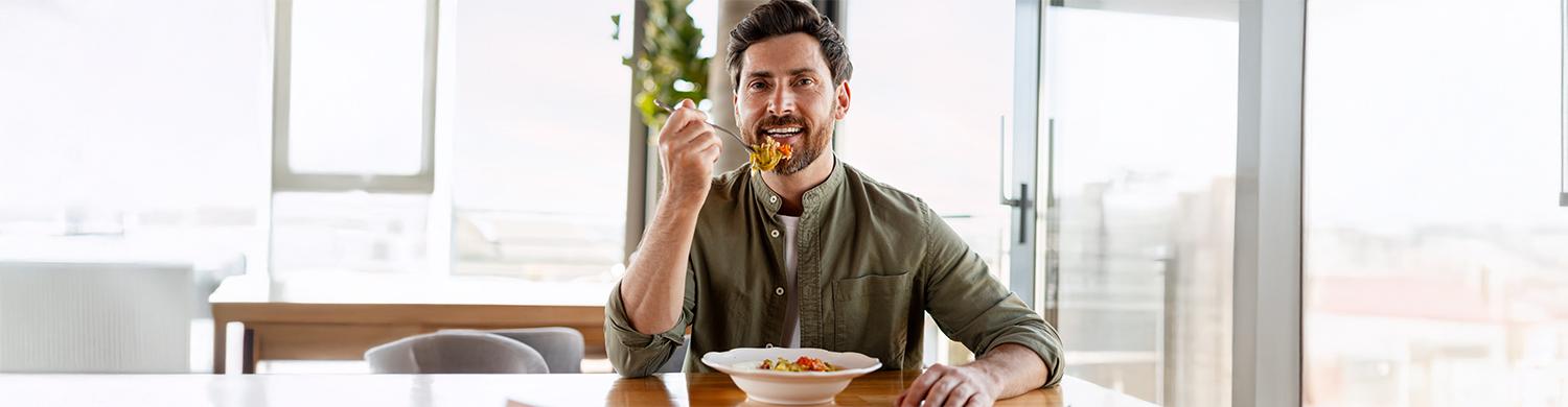 homme prenant seul un repas 