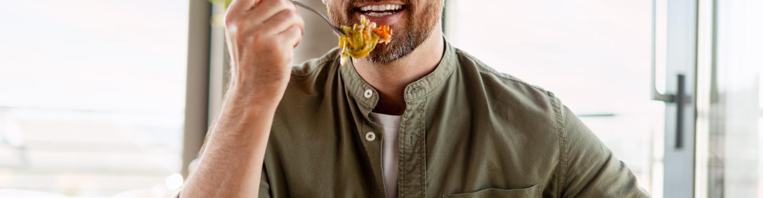 homme prenant seul un repas 