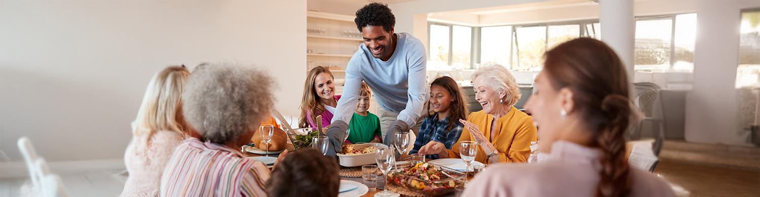 plusieurs générations d’une famille partageant un repas