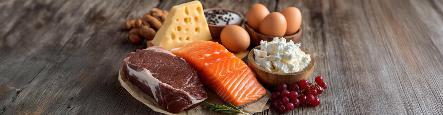 plateau de d’aliments contenant des protéines dont de la viande, du poisson, du fromage 