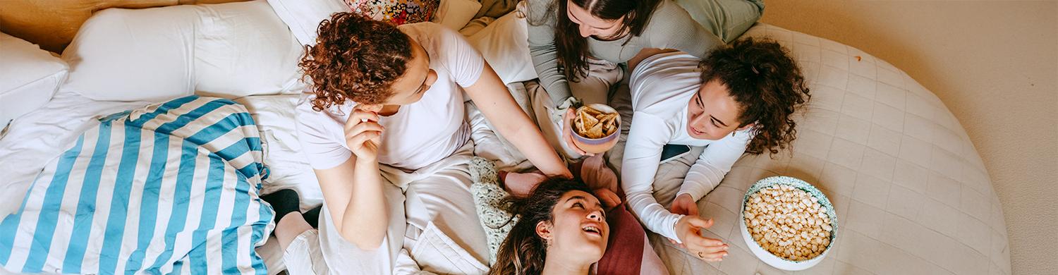 groupe d’adolescentes partageant des snacks en discutant