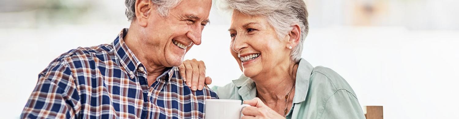 couple de seniors heureux buvant une boisson chaude