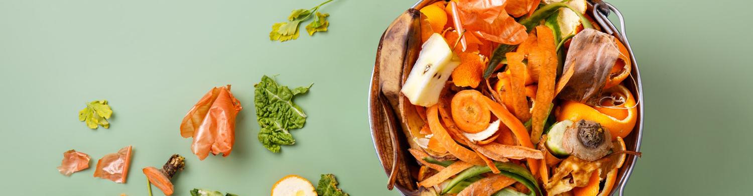 seau à compost remplis d’épluchures de légumes