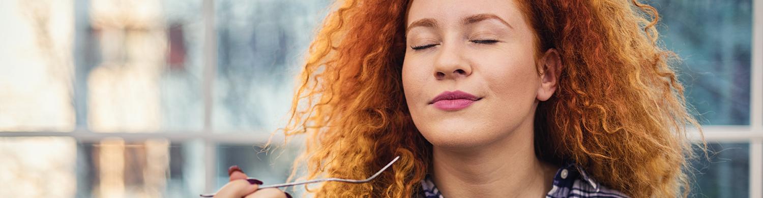 Femme mangeant un repas végétarien sain_bn