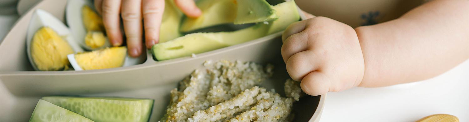 Un plateau repas clair avec des aliments disposés en compartiments