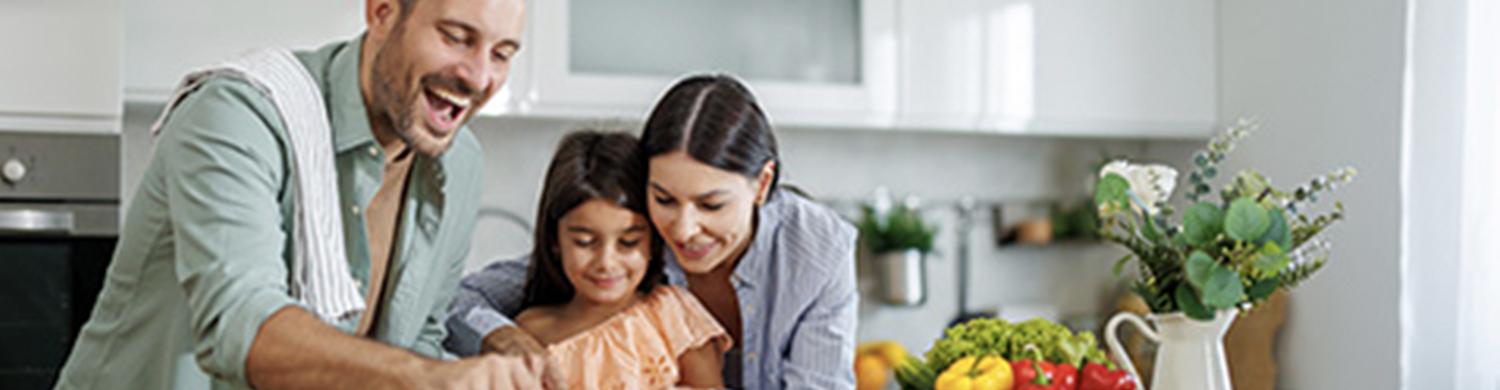 une famille joyeuse qui cuisinent ensemble_banner