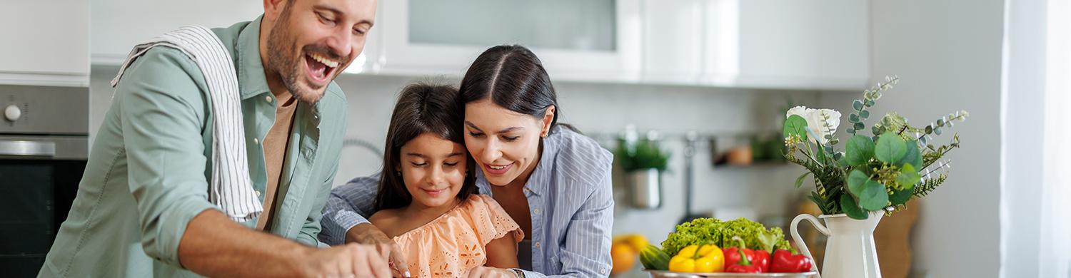 une famille joyeuse qui cuisinent ensemble