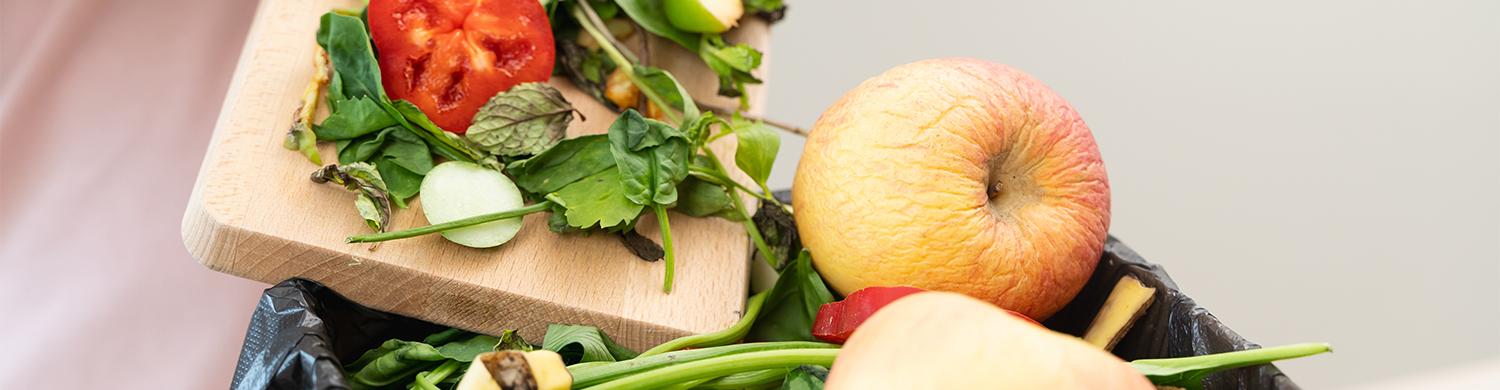 Poubelle remplit de végétaux encore consommable pour montrer le gaspillage alimentaire