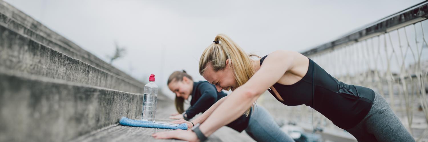 Deux femmes font du sport dehors