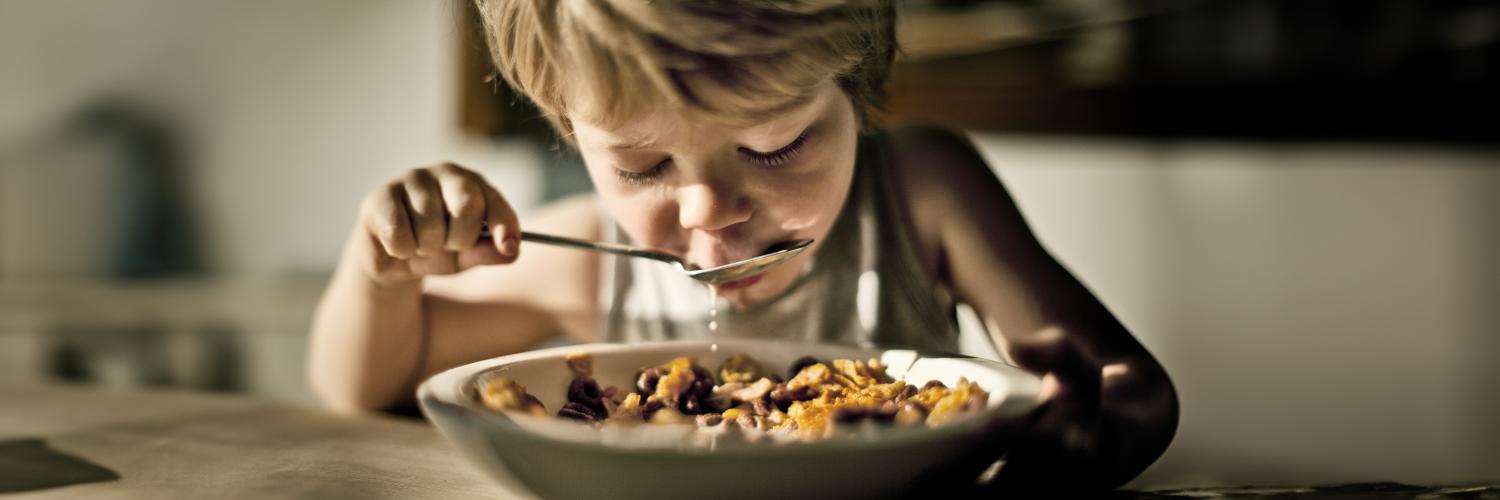 Un enfant mange des céréales