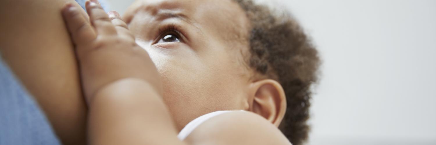 un bébé tète sa mère