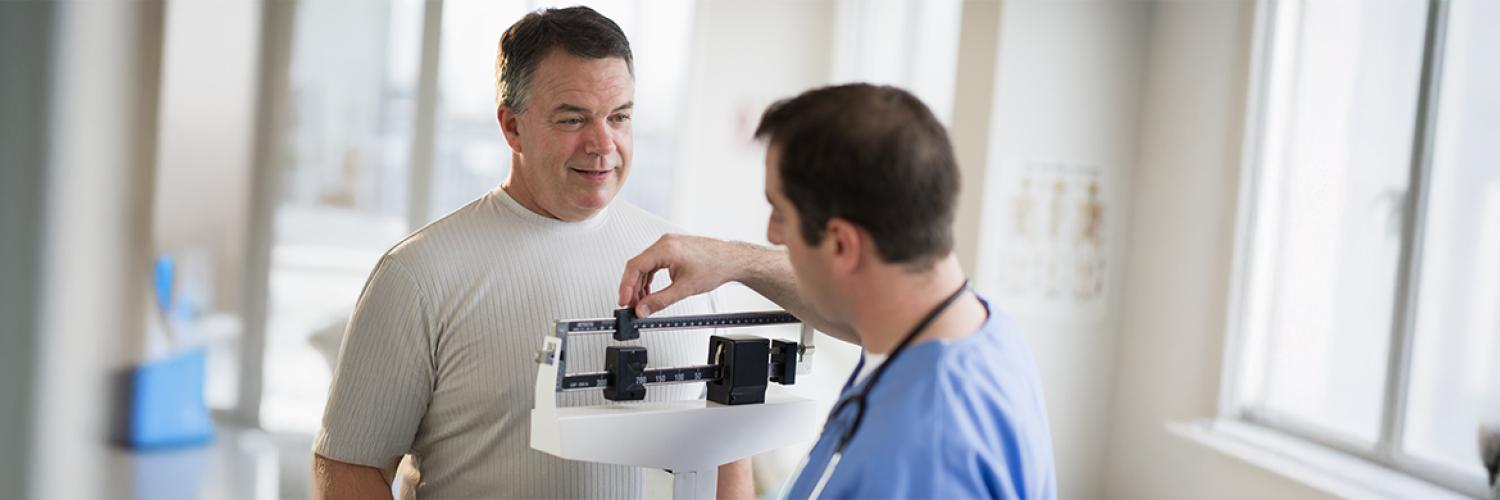un médecin prend des mesures sur un patient
