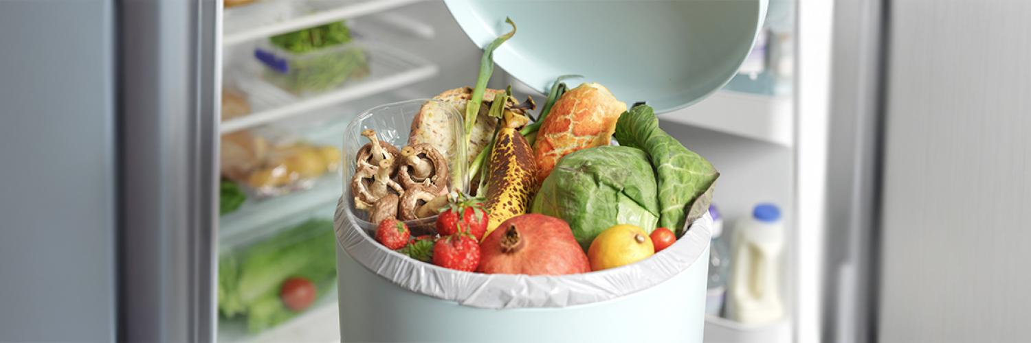 Aliments débordant d’une poubelle