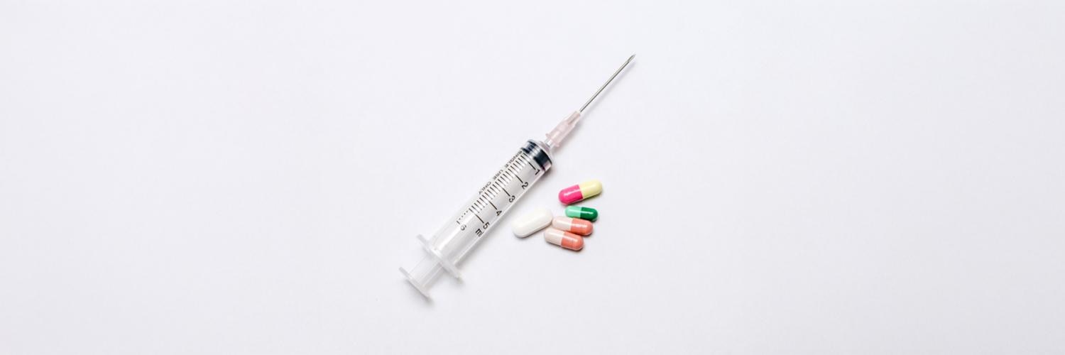 seringue et médicaments colorés