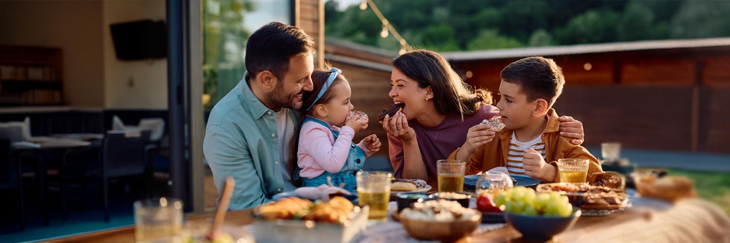 famille heureuse à table 