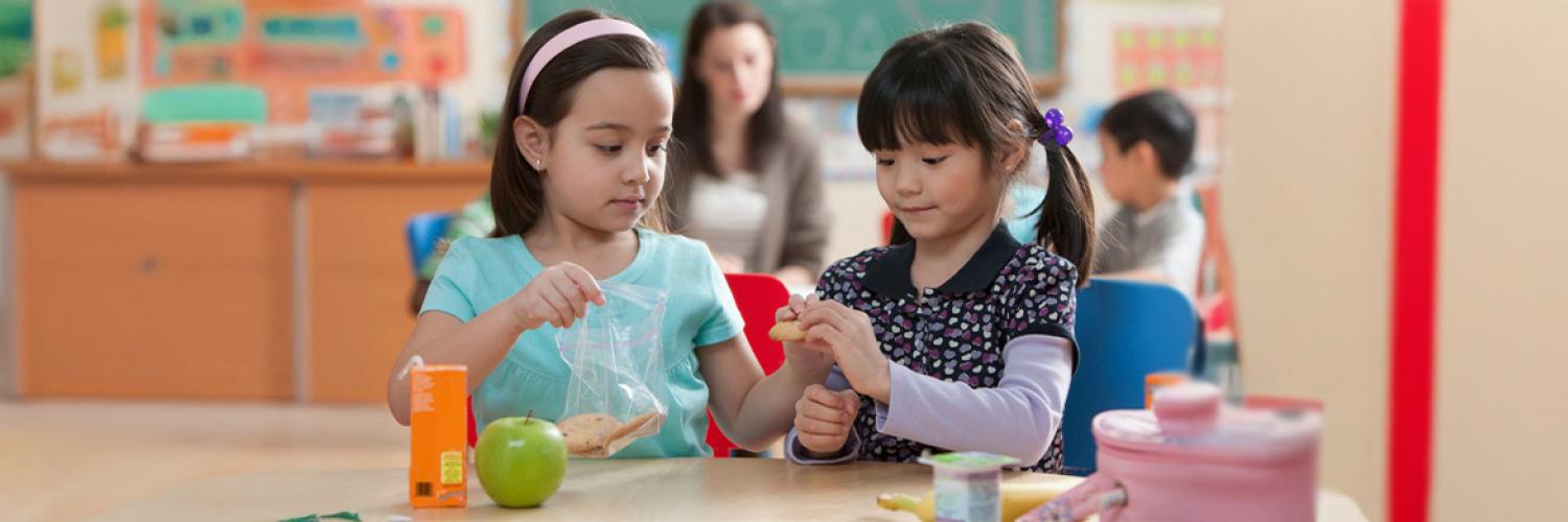 deux enfants partageant un repas