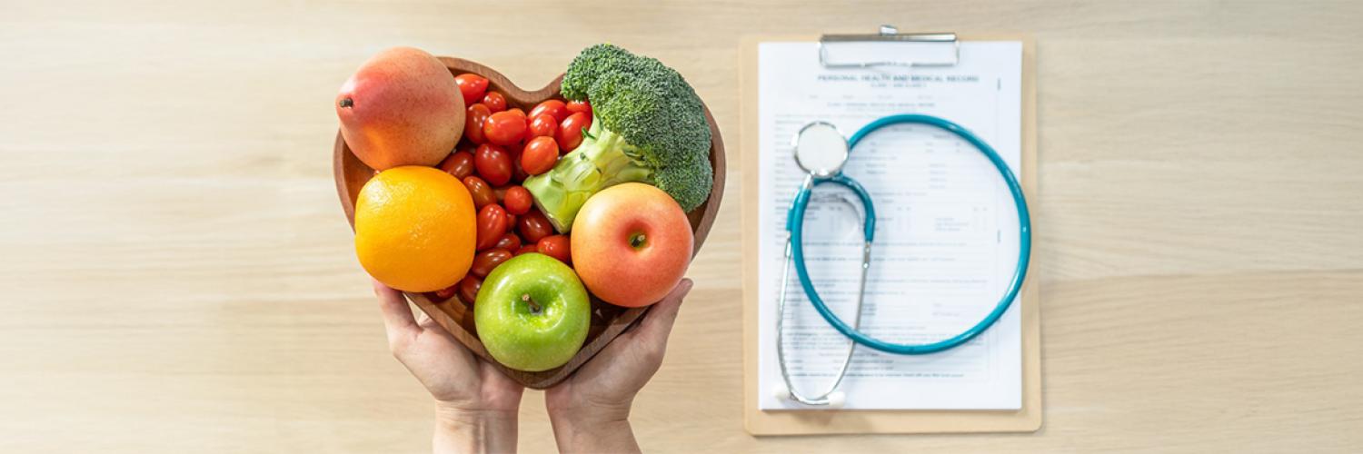 assiette de fruits et légumes et stéthoscope