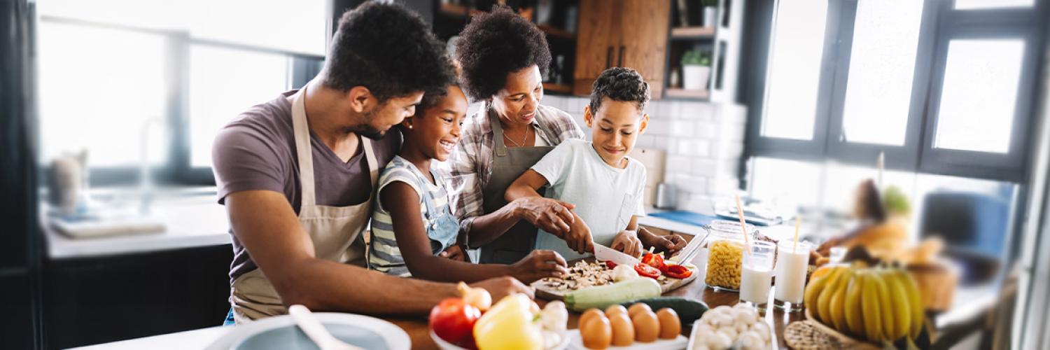 famille cuisinant un repas dans la cuisine