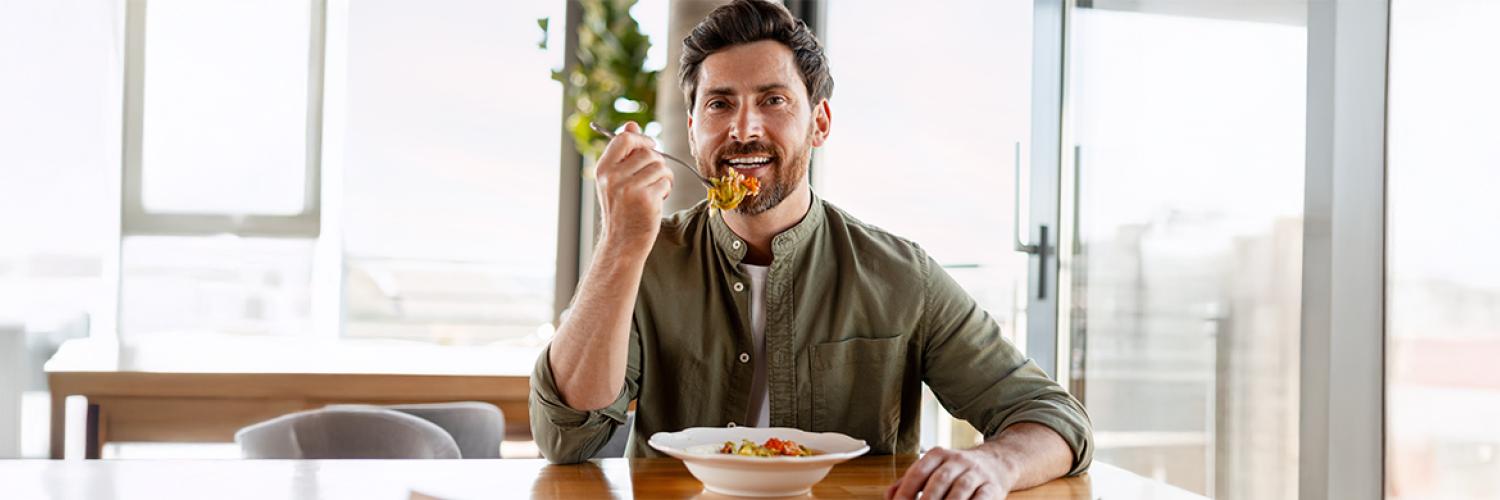 homme prenant seul un repas 